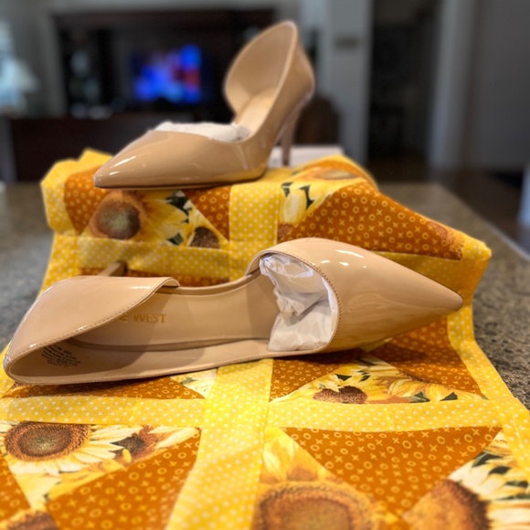 Nude 2.5” Heels New still in original box.   Never worn. - Picture 5 of 6